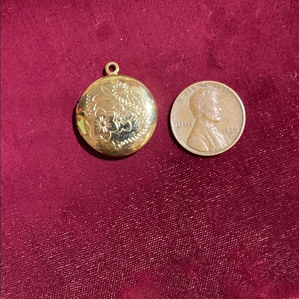 Gold Floral Round Picture Locket Pendant